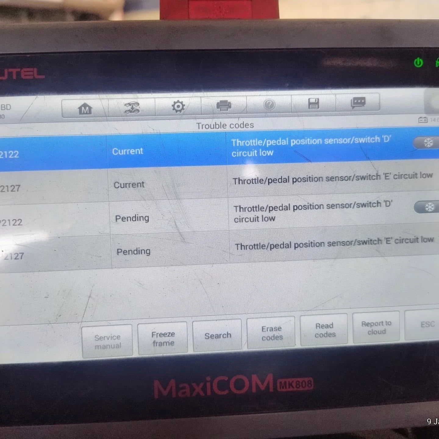 Autel MaxiCOM scan tool reading trouble codes during car diagnostics in Cairns